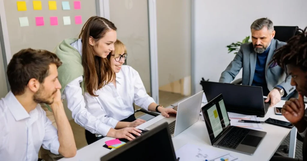 A saúde dos colaboradores continua a ocupar um lugar secundário em muitas organizações. Fala-se de produtividade, de resultados e de eficiência, mas raramente se avalia, com rigor, o estado real das pessoas que sustentam esses mesmos indicadores.